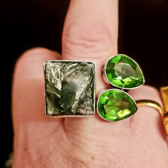New Seraphinite & Peridot Silver Open Cuff Ring. - Picture 5 of 8